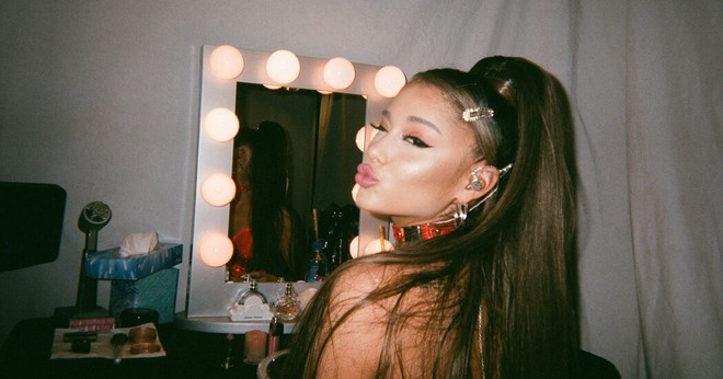 Kh&ocirc;ng chỉ cất giọng h&aacute;t muốn x&eacute; lỗ tai, Ariana Grande c&ograve;n hồn nhi&ecirc;n kể chuyện đi bậy của c&uacute;n cưng ở phim t&agrave;i liệu - Ảnh 5.
