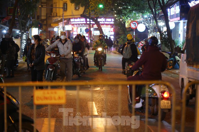 H&agrave; Nội ch&iacute;nh thức r&agrave;o đường, mở rộng kh&ocirc;ng gian đi bộ trong phố cổ - Ảnh 2.