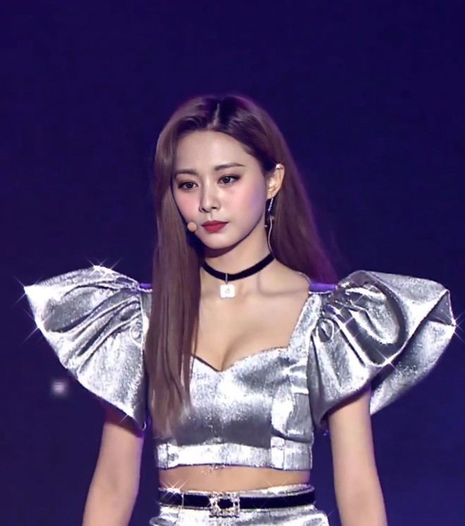 Đỉnh cao phá đồ hiệu nào bằng stylist của Twice: Cắt váy hiệu thành váy chợ, biến Tzuyu thành trò hề trên sân khấu - Ảnh 4.