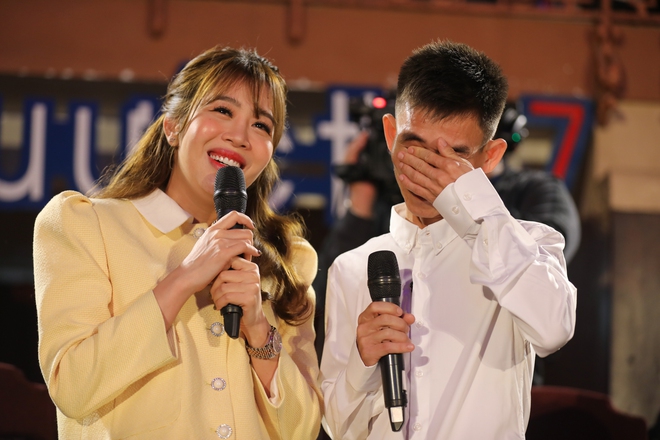Chàng chăn bò So Y Tiết khóc nức nở trong Điều Ước Thứ 7 vì nhận được nhiều điều bất ngờ: &quot;Khi cô đơn, mọi người cứ hát nghêu ngao như mình đi&quot; - Ảnh 4.