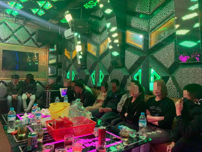 Quảng B&igrave;nh: Tạm giữ 11 người l&agrave;m điều mờ &aacute;m trong ph&ograve;ng karaoke - Ảnh 1.