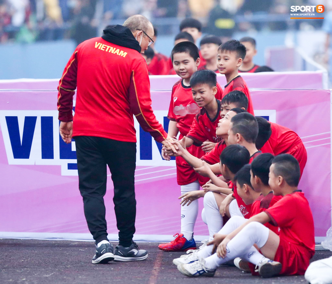 HLV Park Hang-seo cười hiền, gây thương nhớ khi vui đùa cùng fan nhí trên sân Việt Trì - Ảnh 1.