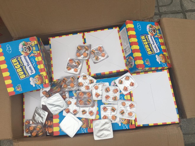 Hà Nội: Phát hiện hơn 10 tấn bánh kẹo không rõ nguồn gốc chuẩn bị được đem bán cho học sinh tại các cổng trường - Ảnh 2.