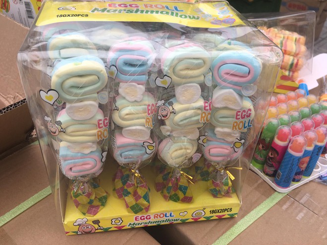 Hà Nội: Phát hiện hơn 10 tấn bánh kẹo không rõ nguồn gốc chuẩn bị được đem bán cho học sinh tại các cổng trường - Ảnh 3.
