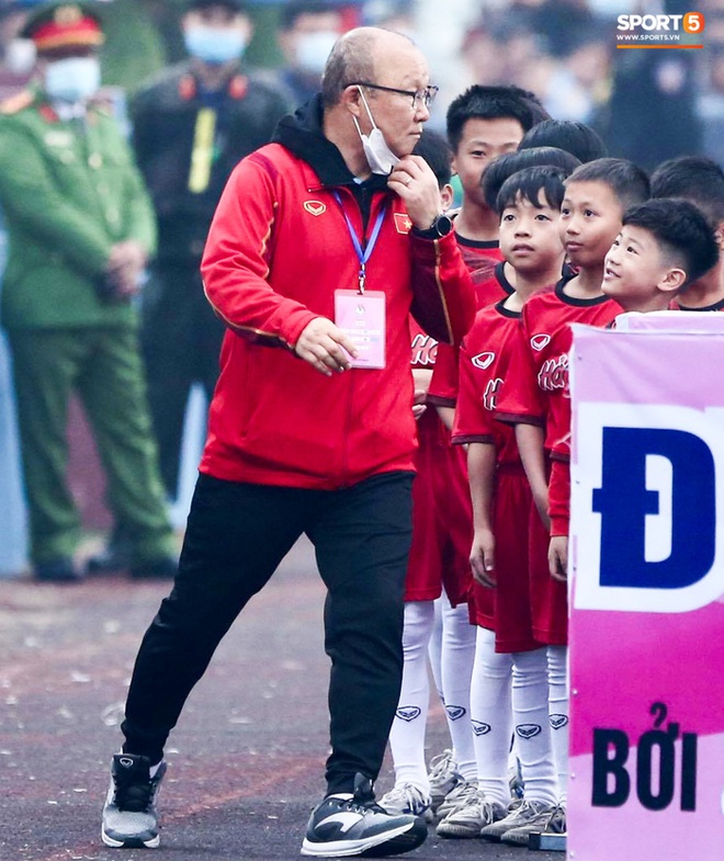 HLV Park Hang-seo cười hiền, gây thương nhớ khi vui đùa cùng fan nhí trên sân Việt Trì - Ảnh 4.