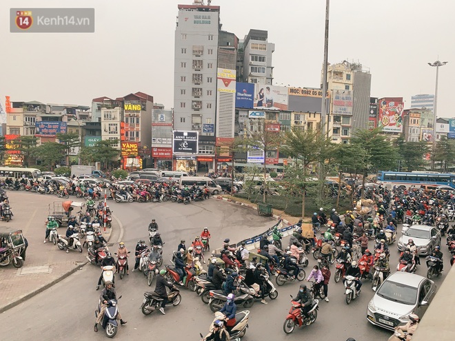 Ảnh: Cận cảnh dòng phương tiện đua nhau đi ngược chiều vượt ngã tư đau khổ bất chấp nguy hiểm - Ảnh 1.