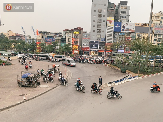 Ảnh: Cận cảnh dòng phương tiện đua nhau đi ngược chiều vượt ngã tư đau khổ bất chấp nguy hiểm - Ảnh 4.