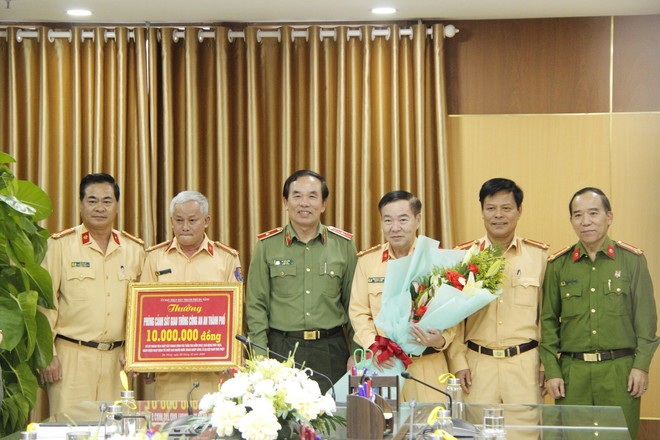 Giám đốc Công an Đà Nẵng thông tin vụ tài xế chở người nhập cảnh trái phép tự tử trong khu cách ly - Ảnh 3. Giám đốc Công an Đà Nẵng thông tin vụ tài xế chở người nhập cảnh trái phép tự tử trong khu cách ly - Ảnh 3.