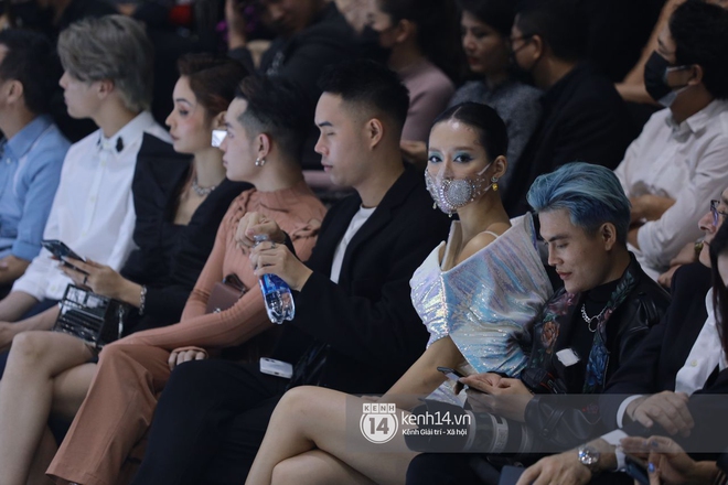 Đi fashion show mùa dịch phải chất đét như Khánh Linh: Ai bảo đeo khẩu trang là không thể mặc đẹp? - Ảnh 3. Đi fashion show mùa dịch phải chất đét như Khánh Linh: Ai bảo đeo khẩu trang là không thể mặc đẹp? - Ảnh 3.