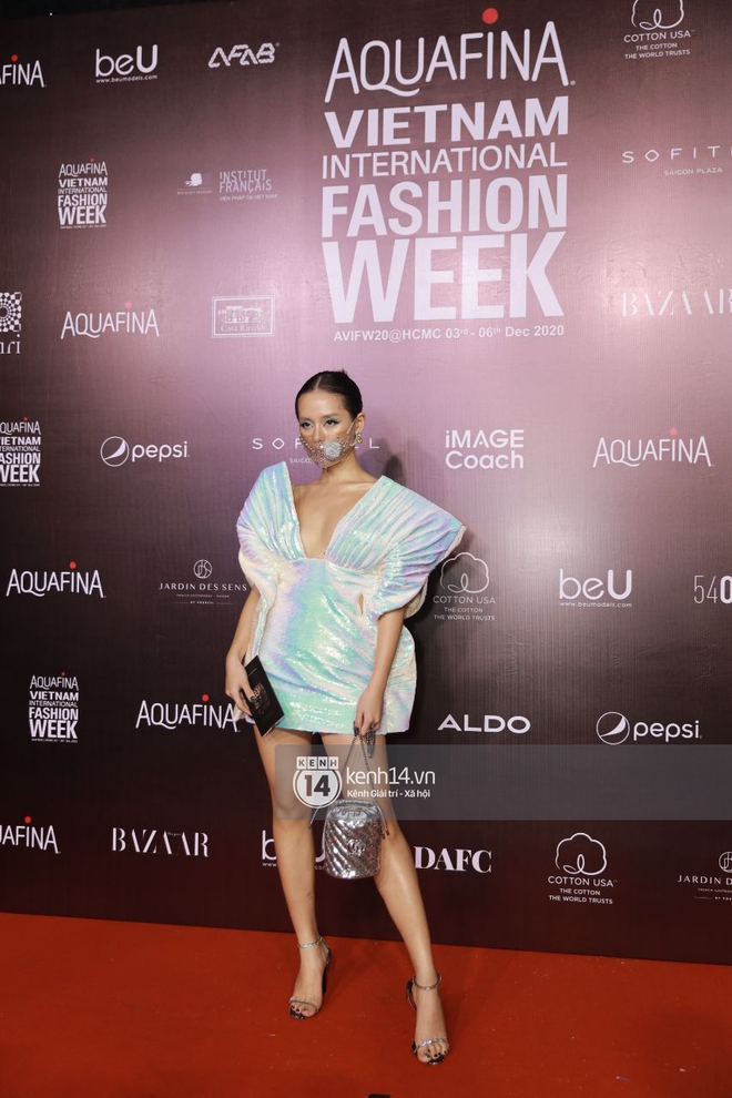 Đi fashion show mùa dịch phải chất đét như Khánh Linh: Ai bảo đeo khẩu trang là không thể mặc đẹp? - Ảnh 2. Đi fashion show mùa dịch phải chất đét như Khánh Linh: Ai bảo đeo khẩu trang là không thể mặc đẹp? - Ảnh 2.