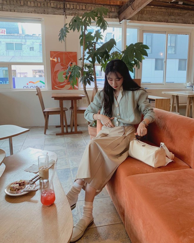 Mix & Phối - 4 chiêu mix đồ với áo len crop top mà gái Hàn “quẩy” thường xuyên, bạn nên ghim để lên đồ cho xịn - chanvaydep.net 4 Mix & Phối - 4 chiêu mix đồ với áo len crop top mà gái Hàn “quẩy” thường xuyên, bạn nên ghim để lên đồ cho xịn - chanvaydep.net 4