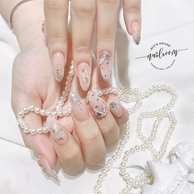 10 mẫu nail max xinh ở c&aacute;c tiệm l&uacute;c n&agrave;y, chị em diện đ&oacute;n năm mới l&agrave; chuẩn b&agrave;i - Ảnh 10.