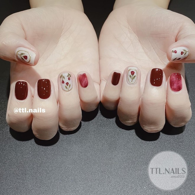 10 mẫu nail max xinh ở c&aacute;c tiệm l&uacute;c n&agrave;y, chị em diện đ&oacute;n năm mới l&agrave; chuẩn b&agrave;i - Ảnh 8.