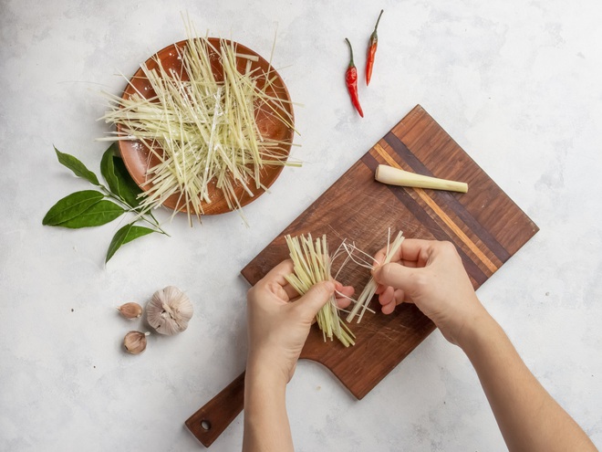 Trời se lạnh m&agrave; c&oacute; m&oacute;n ếch chui rơm th&igrave; cơm nh&agrave; n&agrave;o cũng r&ocirc;m rả - Ảnh 4.