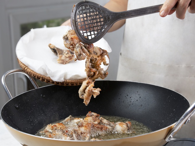 Trời se lạnh m&agrave; c&oacute; m&oacute;n ếch chui rơm th&igrave; cơm nh&agrave; n&agrave;o cũng r&ocirc;m rả - Ảnh 5.