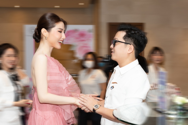 Trường Giang bất ngờ thay Nh&atilde; Phương đến sự kiện, li&ecirc;n tục nắm chặt tay Diễm My 9X v&agrave; c&oacute; lời khuy&ecirc;n đặc biệt về h&ocirc;n nh&acirc;n - Ảnh 2.