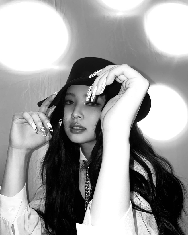 Jennie (BLACKPINK) tung ảnh hậu trường trắng đen thôi mà khiến 2 triệu người phát cuồng, nhìn tưởng sao Hollywood - Ảnh 2.