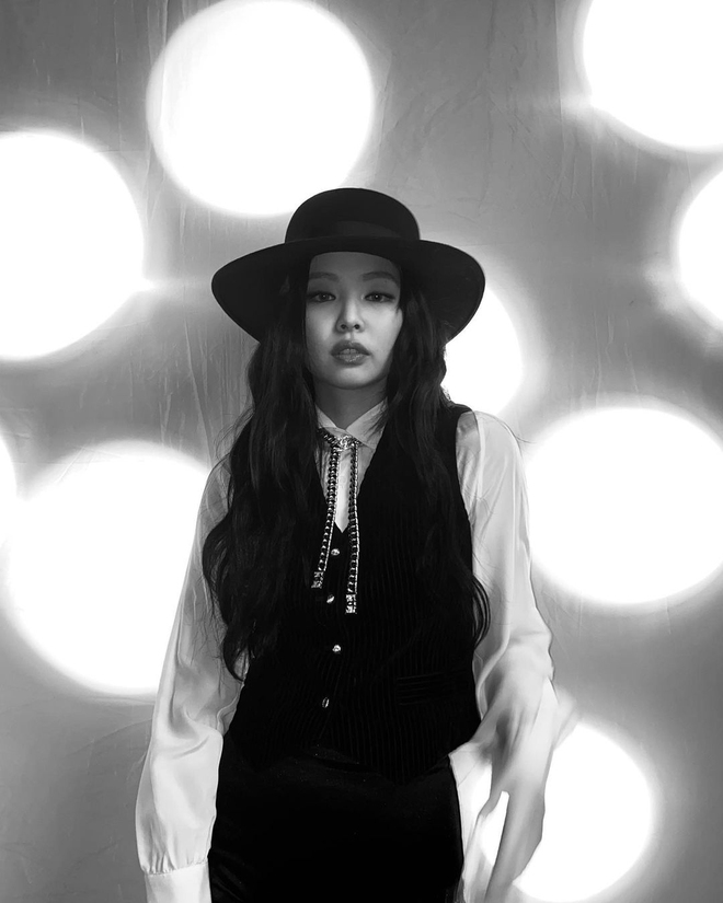 Jennie (BLACKPINK) tung ảnh hậu trường trắng đen th&ocirc;i m&agrave; khiến 2 triệu người ph&aacute;t cuồng, nh&igrave;n tưởng sao Hollywood - Ảnh 4.