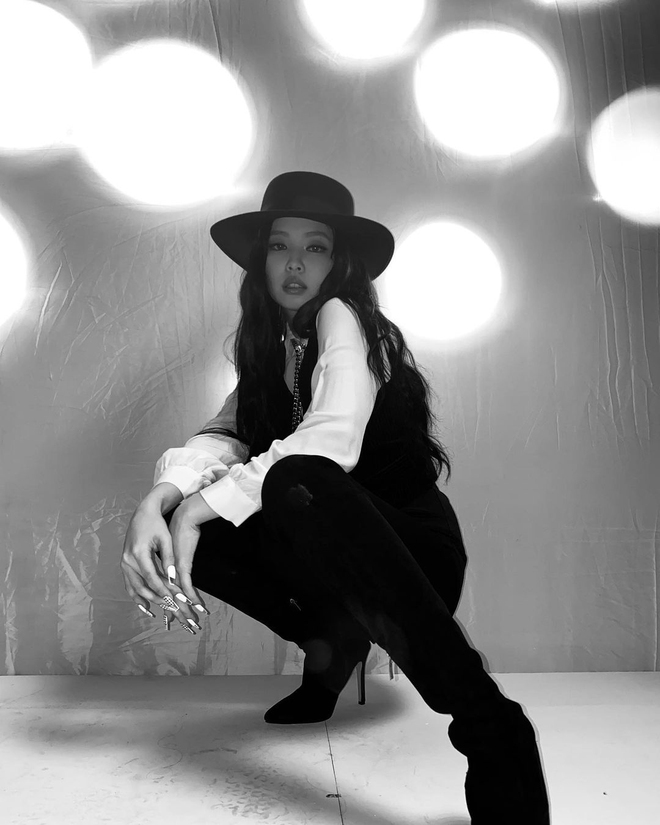 Jennie (BLACKPINK) tung ảnh hậu trường trắng đen th&ocirc;i m&agrave; khiến 2 triệu người ph&aacute;t cuồng, nh&igrave;n tưởng sao Hollywood - Ảnh 5.