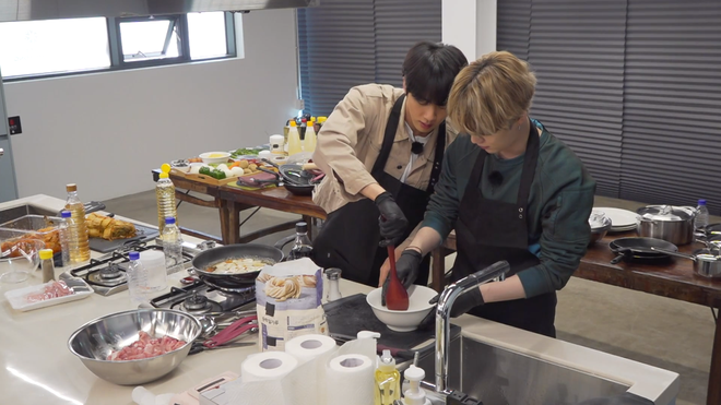 Hai thành viên BTS nấu ăn theo hướng dẫn của em út vàng nhưng lại làm món ăn suýt toang vì sự cố lệch sóng - Ảnh 8.