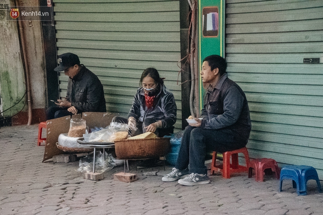 Không khí lạnh đặc biệt tràn về, nền nhiệt giảm gần 10 độ, người Hà Nội xuýt xoa: &quot;Hôm qua nắng rực rỡ, nay đã cảm nhận rõ cái lạnh rồi&quot; - Ảnh 10.