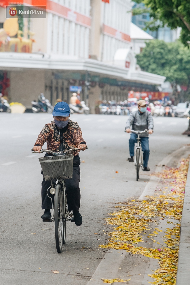 Không khí lạnh đặc biệt tràn về, nền nhiệt giảm gần 10 độ, người Hà Nội xuýt xoa: &quot;Hôm qua nắng rực rỡ, nay đã cảm nhận rõ cái lạnh rồi&quot; - Ảnh 16.