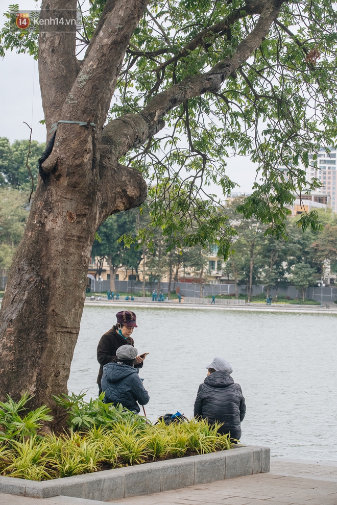 Không khí lạnh đặc biệt tràn về, nền nhiệt giảm gần 10 độ, người Hà Nội xuýt xoa: &quot;Hôm qua nắng rực rỡ, nay đã cảm nhận rõ cái lạnh rồi&quot; - Ảnh 5.