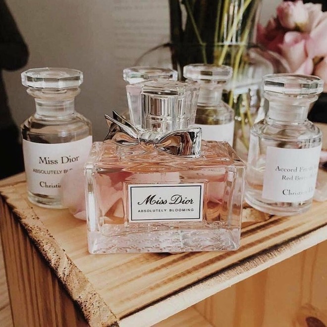 Nước hoa xách tay sale mạnh dịp năm mới, tranh thủ "vợt" ngay kẻo tiếc hùi hụi - Ảnh 1. Nước hoa xách tay sale mạnh dịp năm mới, tranh thủ "vợt" ngay kẻo tiếc hùi hụi - Ảnh 1.