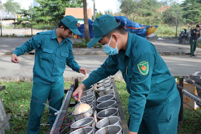 Cận cảnh trận địa pháo hoa &quot;khủng&quot; nhất TP.HCM, sẵn sàng chào năm mới 2021 - Ảnh 2.