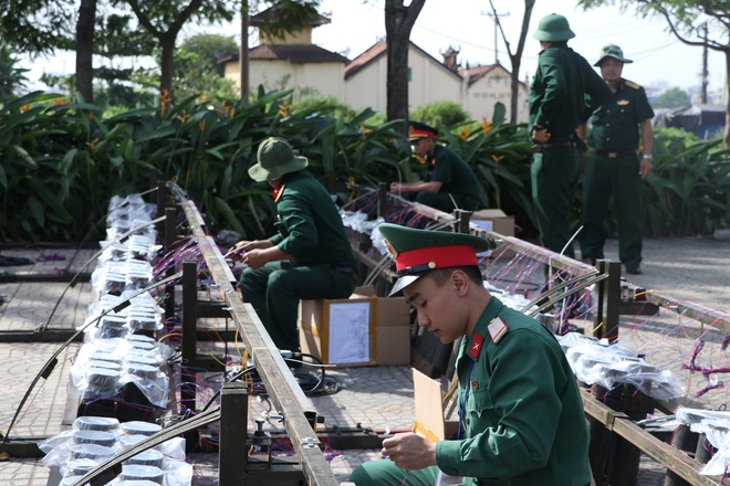 Cận cảnh trận địa pháo hoa &quot;khủng&quot; nhất TP.HCM, sẵn sàng chào năm mới 2021 - Ảnh 7.