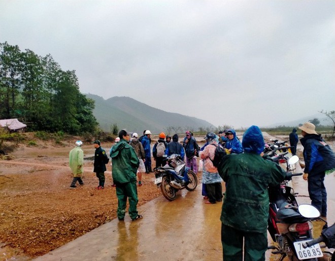 H&agrave;ng trăm người băng rừng t&igrave;m cụ &ocirc;ng 71 tuổi bị mất t&iacute;ch - Ảnh 2.
