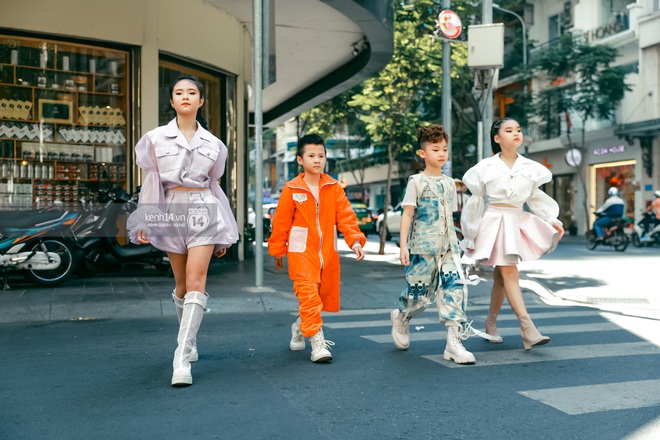 Street style ngày 4 của AVIFW 2020: Các bạn trẻ vẫn hăng say lên đồ giật giũ để khoe cá tính thời trang - Ảnh 4. Street style ngày 4 của AVIFW 2020: Các bạn trẻ vẫn hăng say lên đồ giật giũ để khoe cá tính thời trang - Ảnh 4.