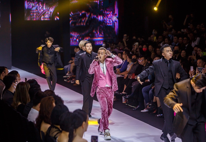 Binz cuối cùng đã chia sẻ về màn phát cẩu lương công khai đầu tiên với Châu Bùi tại Fashion Week: Nghe sao thấy lươn lẹo quá? - Ảnh 4.