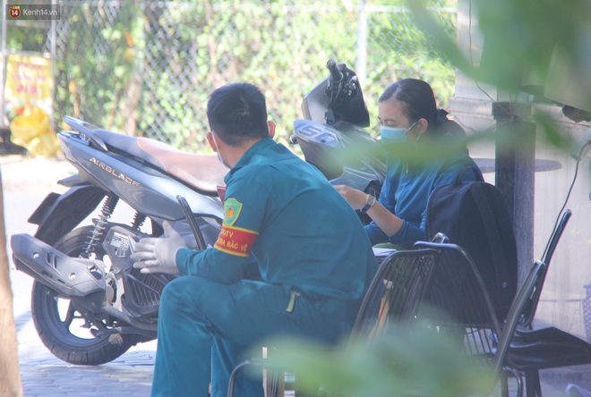 Dỡ phong toả một khu dân cư tại quận Gò Vấp sau khi ca nghi nhiễm Covid-19 có kết quả xét nghiệm âm tính - Ảnh 9. Dỡ phong toả một khu dân cư tại quận Gò Vấp sau khi ca nghi nhiễm Covid-19 có kết quả xét nghiệm âm tính - Ảnh 9.