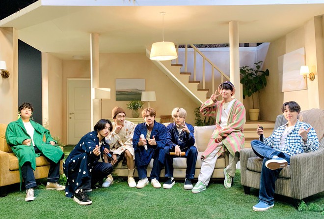 BTS tranh cúp cùng BTS nhưng bài mới lại thua đậm trước Dynamite, phá kỷ lục của EXO mà fan không biết vui hay buồn! - Ảnh 5. BTS tranh cúp cùng BTS nhưng bài mới lại thua đậm trước Dynamite, phá kỷ lục của EXO mà fan không biết vui hay buồn! - Ảnh 5.