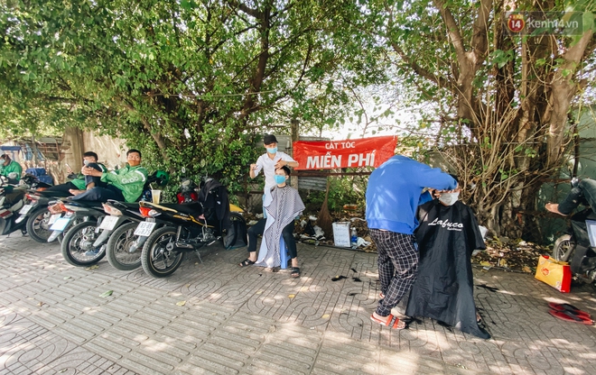 Cuộc sống bình thường mới ở Sài Gòn giữa dịch Covid-19: Tự giác ngồi giãn cách, đeo khẩu trang và sát khuẩn tay - Ảnh 3.