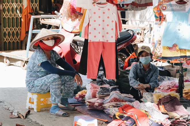 Cuộc sống bình thường mới ở Sài Gòn giữa dịch Covid-19: Tự giác ngồi giãn cách, đeo khẩu trang và sát khuẩn tay - Ảnh 6.