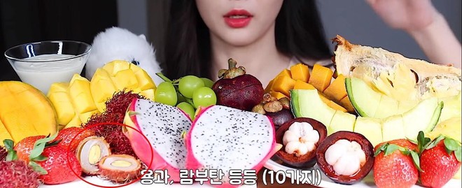 Netizens Việt phát cáu với cách bổ chôm chôm của nữ YouTuber mukbang Hàn, nhìn vội còn bị nhầm là… “quả trứng luộc có gai” - Ảnh 1.