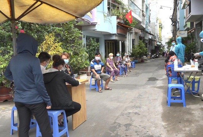 Dịch Covid-19 ngày 4/12: Hà Nội tăng cường kiểm tra công tác phòng dịch tại nơi công cộng - Ảnh 1.