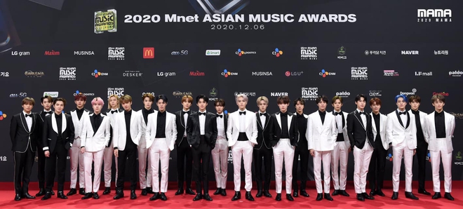 C&aacute;ch tổ chức MAMA 2020 giữa m&ugrave;a dịch: C&aacute;c m&agrave;n tr&igrave;nh diễn &aacute;p dụng c&ocirc;ng nghệ thực tế ảo, c&ograve;n c&oacute; model đi ra đi v&agrave;o xịt khử tr&ugrave;ng - Ảnh 2.