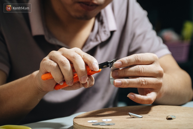 Chàng trai Hà Nội sáng tạo cả kho đồ chơi từ rác thải: Mình làm không xuể, vì lượng rác quá nhiều - Ảnh 11.