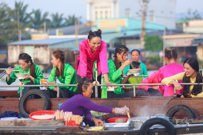 Võ Hoàng Yến, Mâu Thủy lôi cả danh xưng Siêu mẫu - Á hậu để mời chào khách mua hàng trên sông - Ảnh 2.