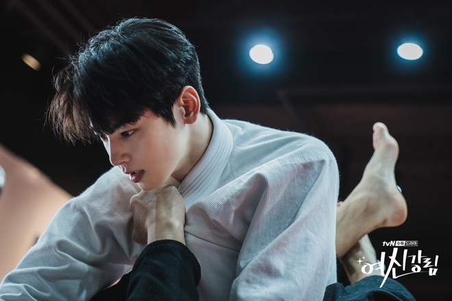 True Beauty tung ảnh Cha Eun Woo đánh võ Nhật chất thôi rồi, ánh mắt cũng bớt đơ nhiều đấy! - Ảnh 3.