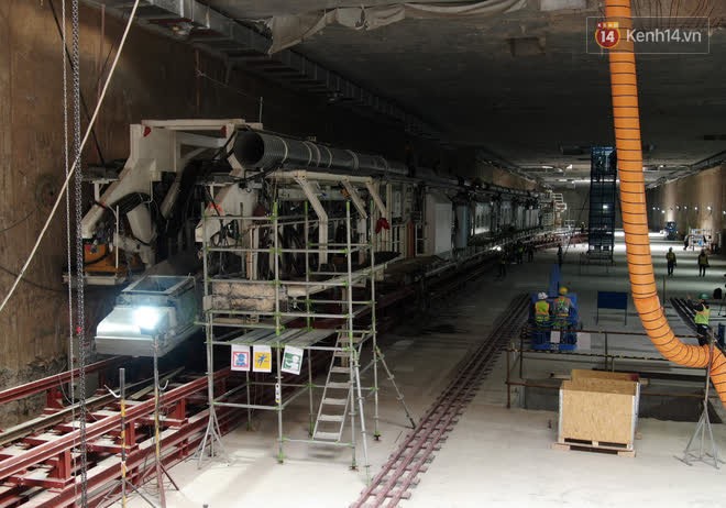 Cận cảnh siêu máy đào hầm tại dự án đường sắt Cát Linh - Nhổn đang được lắp đặt - Ảnh 2.