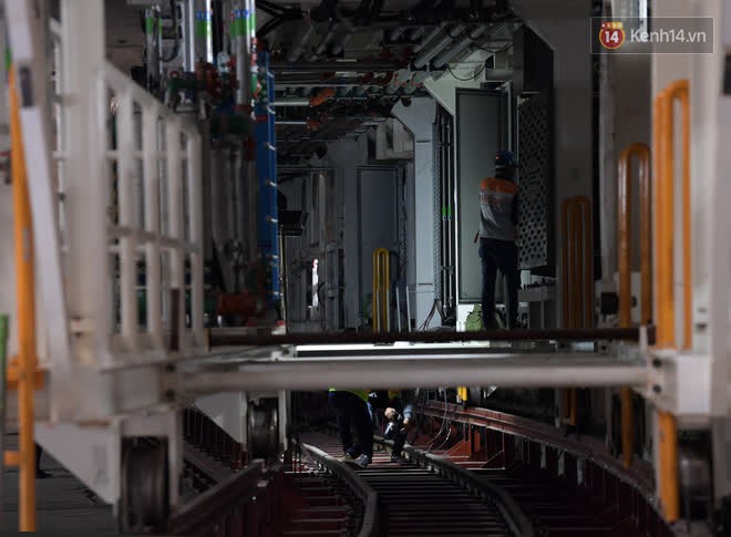 Cận cảnh siêu máy đào hầm tại dự án đường sắt Cát Linh - Nhổn đang được lắp đặt - Ảnh 5.