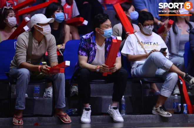 Danh h&agrave;i Ch&iacute; T&agrave;i nhập vai b&igrave;nh luận vi&ecirc;n b&oacute;ng rổ tại game 3 chung kết VBA 2020 - Ảnh 1.