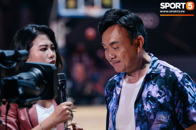 Danh h&agrave;i Ch&iacute; T&agrave;i nhập vai b&igrave;nh luận vi&ecirc;n b&oacute;ng rổ tại game 3 chung kết VBA 2020 - Ảnh 2.
