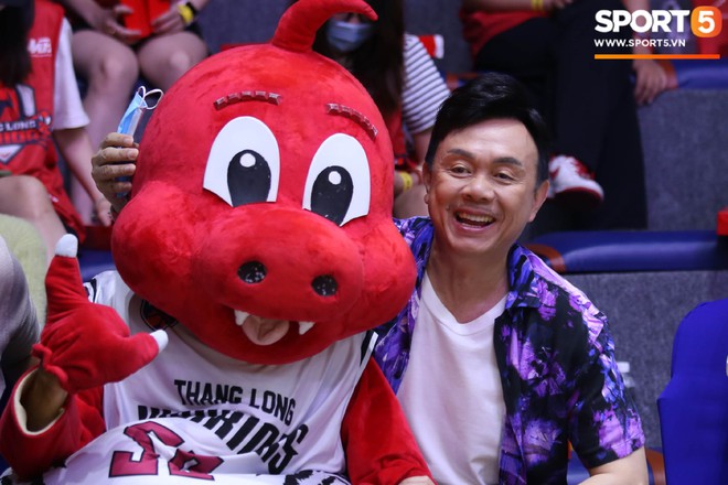 Danh hài Chí Tài nhập vai bình luận viên bóng rổ tại game 3 chung kết VBA 2020 - Ảnh 3.