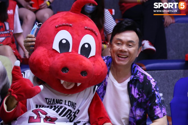 Danh h&agrave;i Ch&iacute; T&agrave;i nhập vai b&igrave;nh luận vi&ecirc;n b&oacute;ng rổ tại game 3 chung kết VBA 2020 - Ảnh 3.