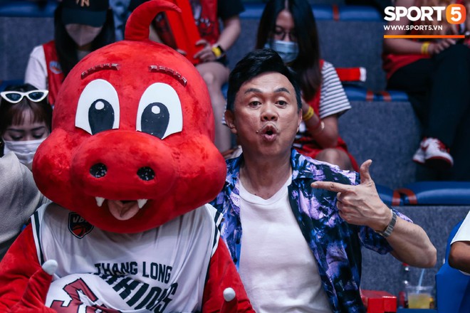 Danh h&agrave;i Ch&iacute; T&agrave;i nhập vai b&igrave;nh luận vi&ecirc;n b&oacute;ng rổ tại game 3 chung kết VBA 2020 - Ảnh 4.